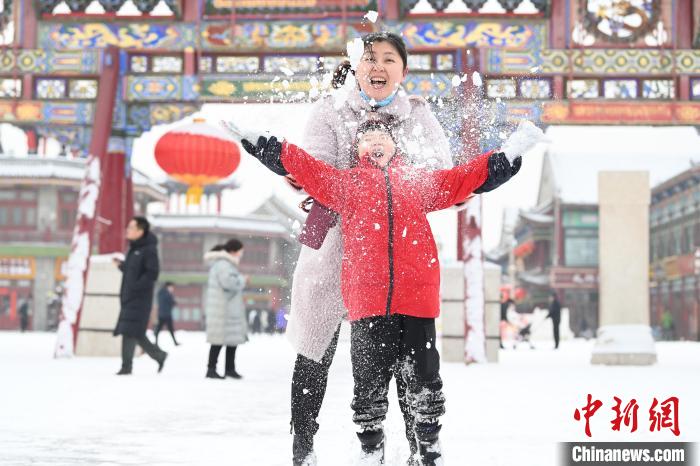 2月13日，家長與小朋友在呼和浩特市大召廣場享雪趣?！⑽娜A 攝