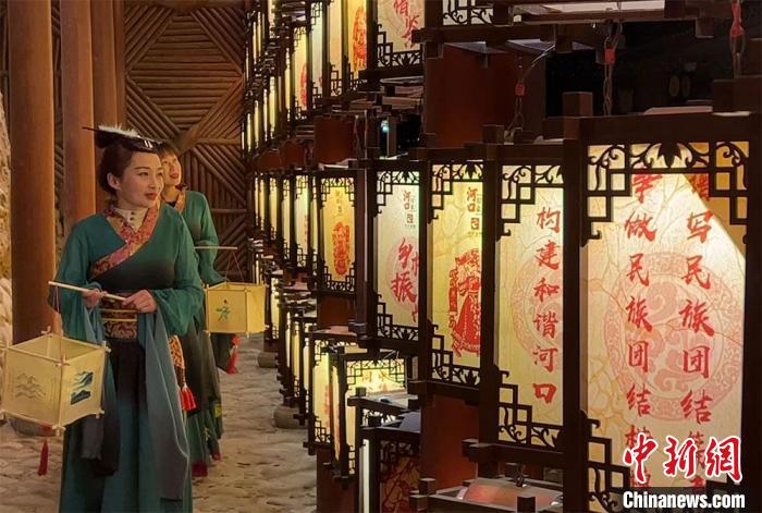 圖為游客身著古裝逛燈會(huì)?！堈裣?攝