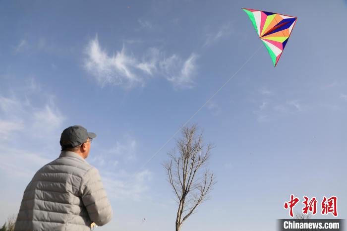 市民在放風(fēng)箏?！∴囆?qiáng) 攝