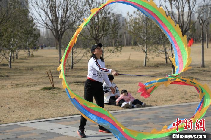 市民在公園里上演彩綢舞?！∴囆?qiáng) 攝