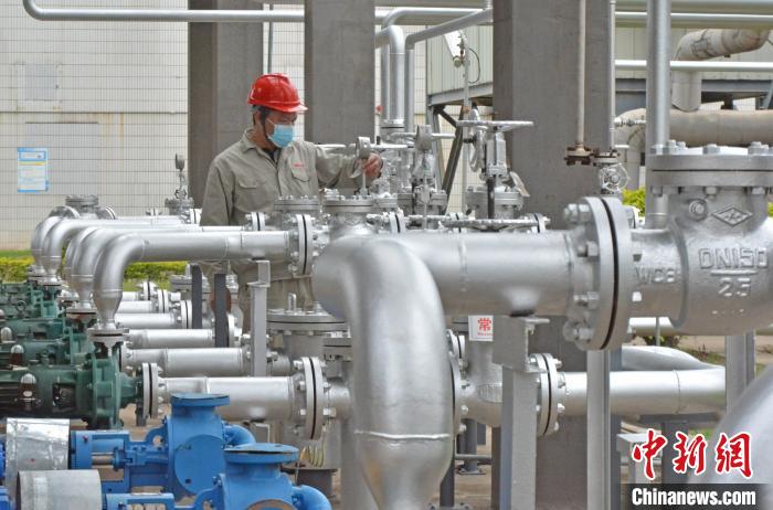 工人在查看設備儀表?！×趾霔v 攝