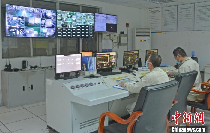 工人在中控室觀察各個生產(chǎn)車間運行情況。　林弘梫 攝