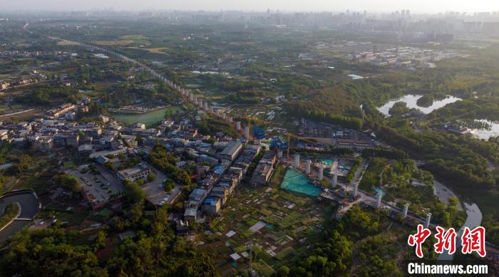 航拍正在建設(shè)中的成都至自貢高速鐵路成都段?！⒅铱?攝