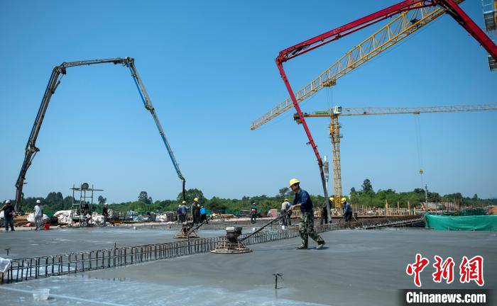 天府站多線橋施工澆筑現(xiàn)場(chǎng)?！⒅铱?攝