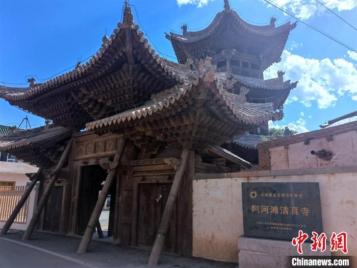 圖為集漢、藏、伊斯蘭風格于一體的700年歷史的全國重點保護文物——阿河灘清真寺?！埡ｖ?攝