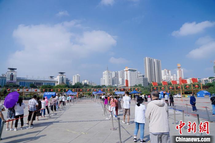 資料圖為居民有序排隊(duì)進(jìn)行核酸檢測(cè)。　馬銘言 攝