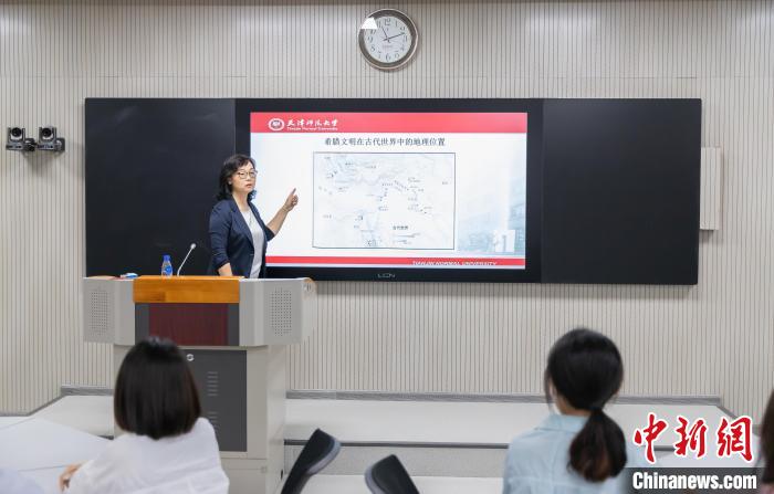 天津師范大學(xué)跨文化與世界文學(xué)研究院院長、教授郝嵐正在為同學(xué)們上課。　王在御 攝