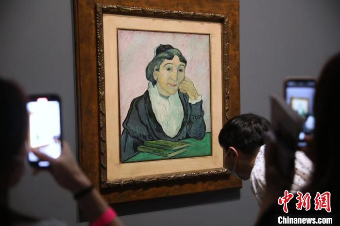 觀眾欣賞梵高畫作《阿爾勒婦女(吉努夫人肖像)》?！埡鄠?攝