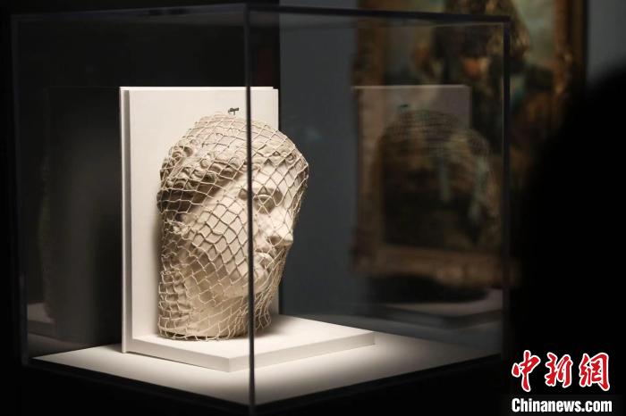 曼雷的裝置作品《維納斯》?！埡鄠?攝