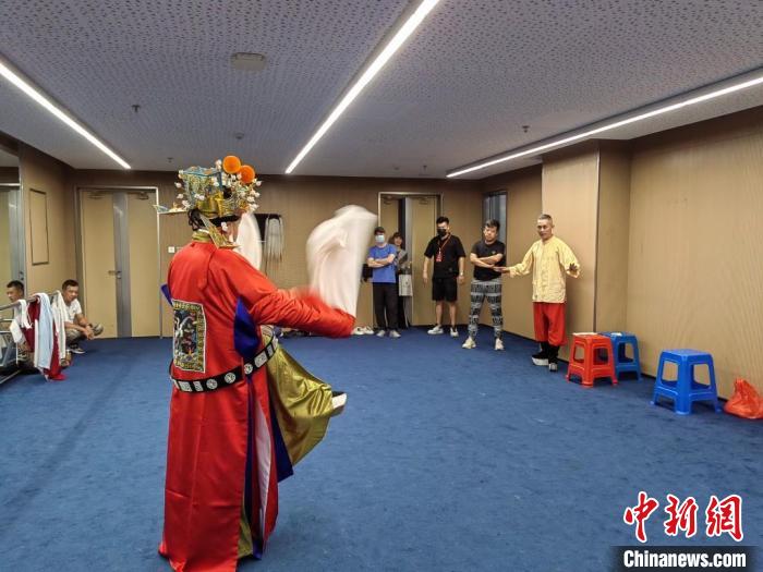 “天下第一團(tuán)”正在進(jìn)行練習(xí)。　昆山市文體廣電和旅游局供圖