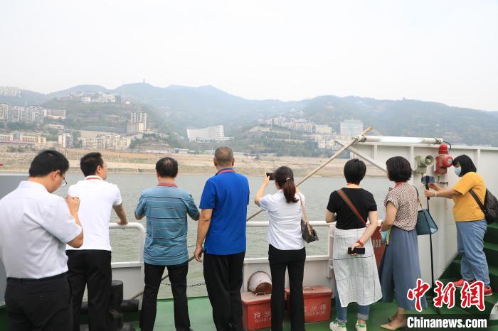 重慶市政協(xié)“同心聚力巴渝行”主題采訪團(tuán)15日走進(jìn)奉節(jié)，了解當(dāng)?shù)卣f(xié)委員護(hù)江成效?！×簹J卿 攝