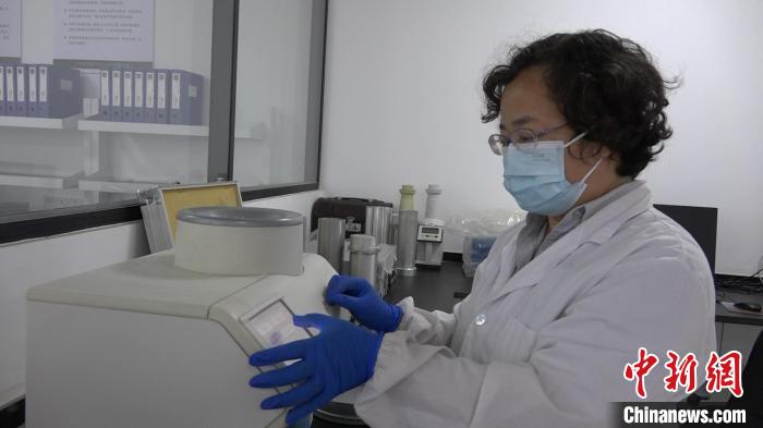 檢驗(yàn)員對(duì)樣品進(jìn)行檢測(cè)?！⊥趸萘?攝