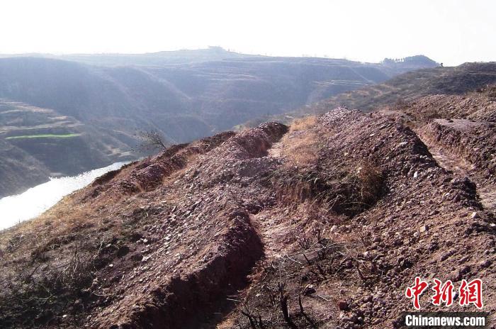 圖為荒坡原貌?！●T華 攝