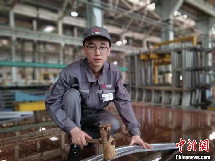 王漢卿在調(diào)修側(cè)墻彎梁?！∈茉L者供圖