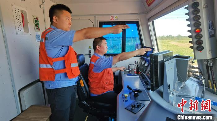 為確保首趟班列安全正點(diǎn)開行，東營(yíng)鐵路運(yùn)輸分處認(rèn)真做好班列開行的各項(xiàng)準(zhǔn)備工作?！≈需F三局運(yùn)輸工程分公司供圖