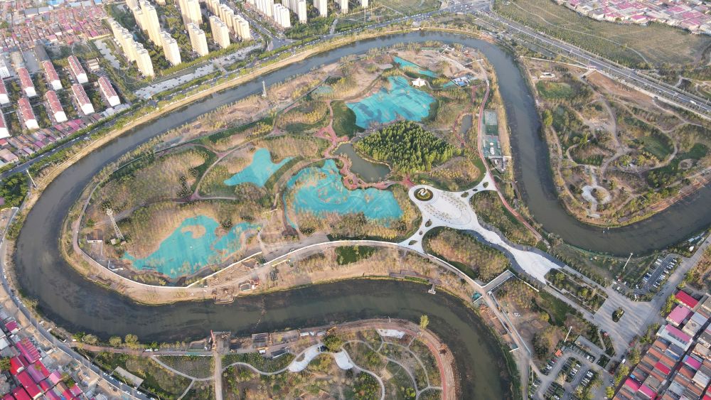 　圖為4月30日拍攝的河北滄州市區(qū)的大運(yùn)河“Ω”形河道。新華社發(fā)(傅新春 攝)