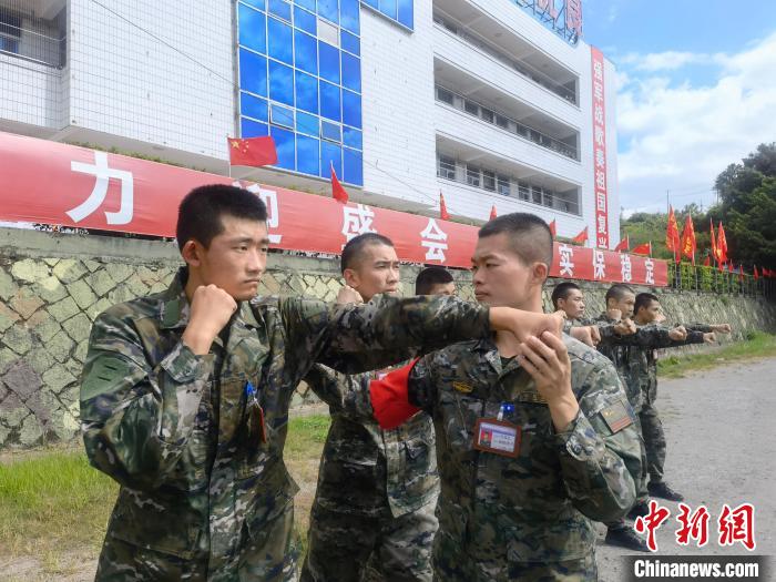 新兵尤云龍(左)不斷向一名合格軍人蛻變?！￡愴?攝