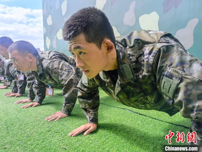 尤云龍正在和戰(zhàn)友進(jìn)行體能訓(xùn)練?！×志杆?攝