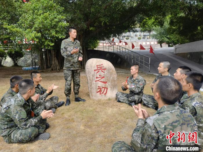 尤云龍為戰(zhàn)友講述父輩保家衛(wèi)國(guó)的故事?！＄姛樋?攝