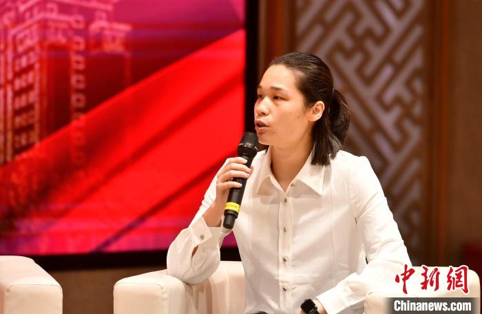 圖為林莉在福建師范大學(xué)分享會(huì)上發(fā)言。　呂明 攝