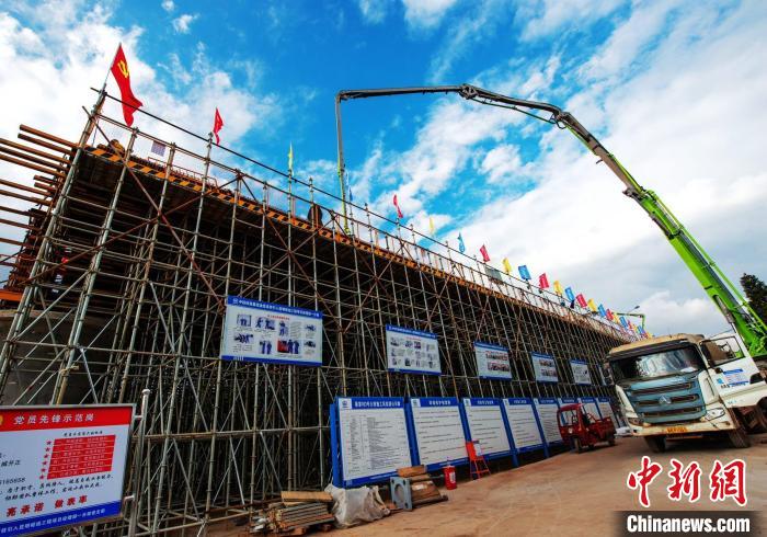 圖為渝昆高鐵云南段境內(nèi)首座大橋連續(xù)梁混凝土澆筑施工現(xiàn)場(chǎng)。　何呂鵬 攝