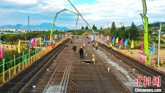 圖為渝昆高鐵云南段境內(nèi)首座大橋連續(xù)梁混凝土澆筑施工現(xiàn)場(chǎng)?！⑽馁F 攝