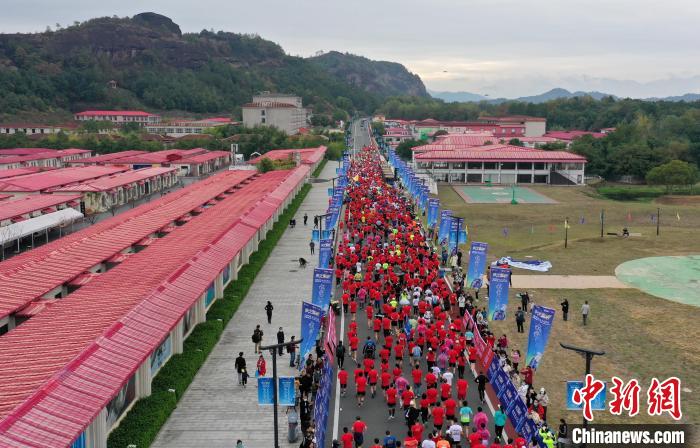 2022年龍虎山半程馬拉松鳴槍開跑。　劉志琨 攝