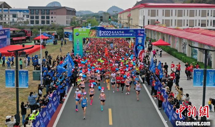 2022年龍虎山半程馬拉松鳴槍開跑?！⒅剧?攝