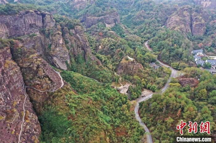 2022年龍虎山半程馬拉松鳴槍開跑?！⒅剧?攝