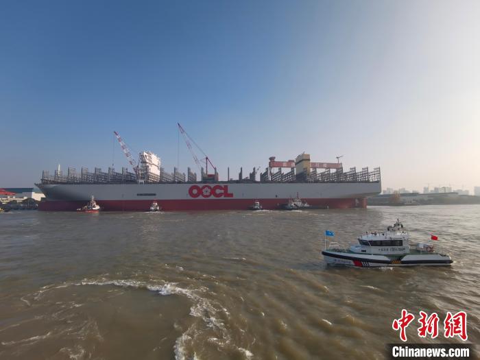 海巡艇在現(xiàn)場(chǎng)引導(dǎo)水上交通?！∧贤êＪ戮止﹫D