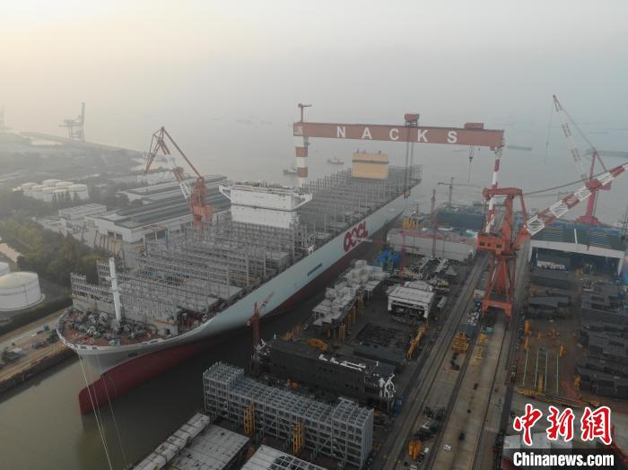 15日，全球綠色環(huán)保型集裝箱船“巨無(wú)霸”從江蘇出塢?！∧贤êＪ戮止﹫D