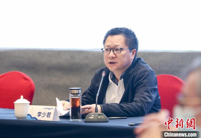 《詩刊》社主編李少君發(fā)言?！∠计挚h融媒體中心 供圖