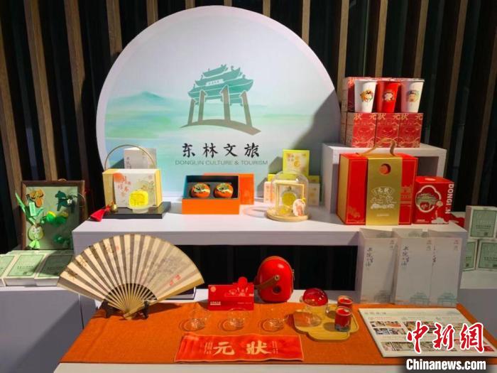 發(fā)展論壇現(xiàn)場展出的無錫城市文創(chuàng)作品?！O權(quán) 攝