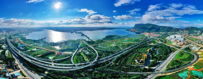 俯瞰昆明滇池沿岸。