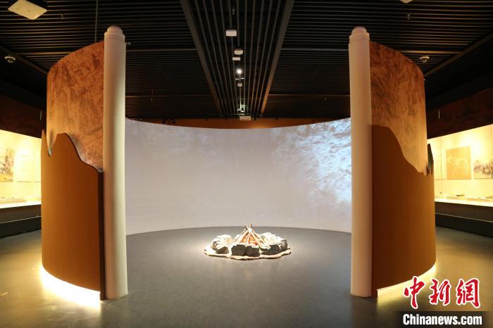 周口店遺址是迄今為止世界上同時(shí)期古人類遺址中，材料最豐富、最全面和最具代表性的一處遺址?！√胁┪镳^供圖