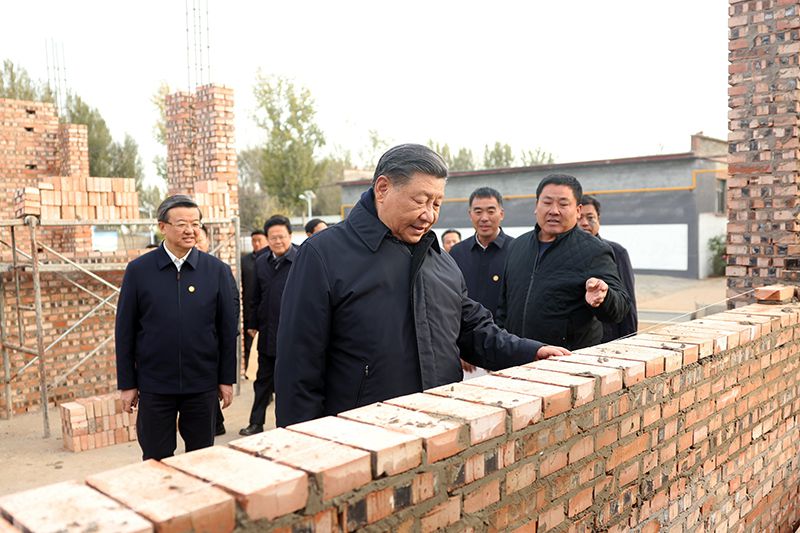 2023年11月10日，習(xí)近平總書(shū)記在河北保定涿州市刁窩鎮(zhèn)萬(wàn)全莊村房屋重建施工現(xiàn)場(chǎng)考察。