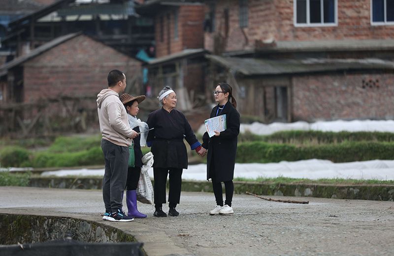 2022年3月24日，在廣西柳州市三江侗族自治縣良口鄉(xiāng)南寨村，紀(jì)檢監(jiān)察干部(右一、左一)在了解惠農(nóng)政策落實(shí)情況。