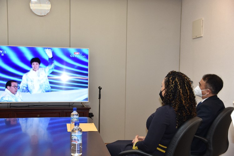 多米尼克友人與我外交官同看開(kāi)幕式。中國(guó)駐多米尼克使館供圖