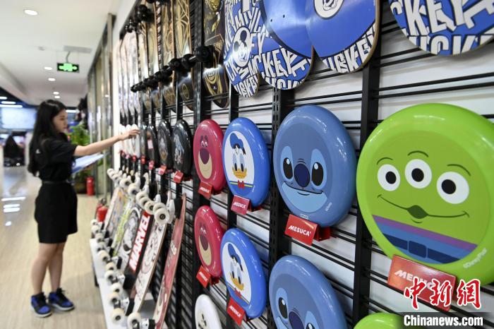 葉偉倫的體育用品公司推出了一系列IP授權(quán)款。　陳驥旻　攝