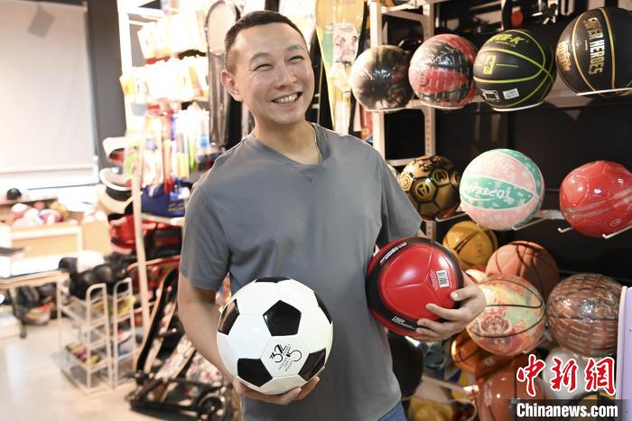 葉偉倫講述葉家在內(nèi)地的發(fā)展史，其中足球是他們家引以為傲的一個產(chǎn)品。　陳驥旻 攝