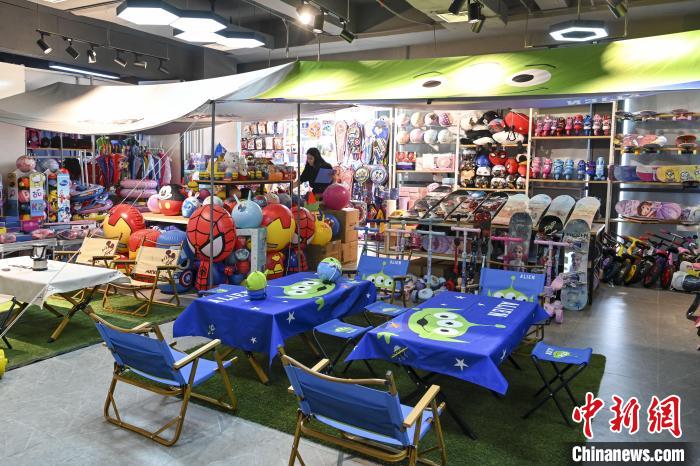 葉偉倫的體育用品公司推出了一系列產(chǎn)品?！￡愺K旻 攝