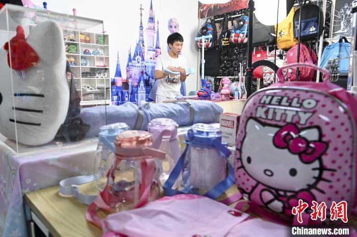 葉偉倫公司員工通過網(wǎng)絡(luò)直播方式銷售產(chǎn)品?！￡愺K旻 攝