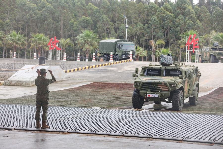 井岡山艦出發(fā)前進行車輛裝載。井岡山艦供圖