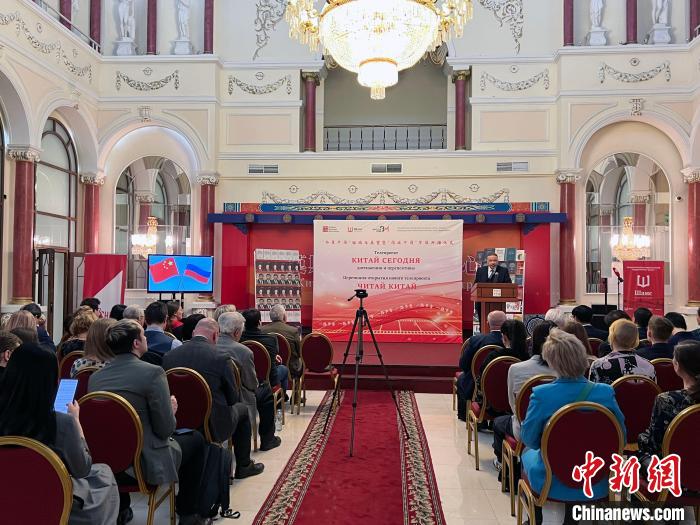 “今日中國(guó)”回顧與展望暨“閱讀中國(guó)”節(jié)目開(kāi)播儀式活動(dòng)現(xiàn)場(chǎng)。　田冰 攝