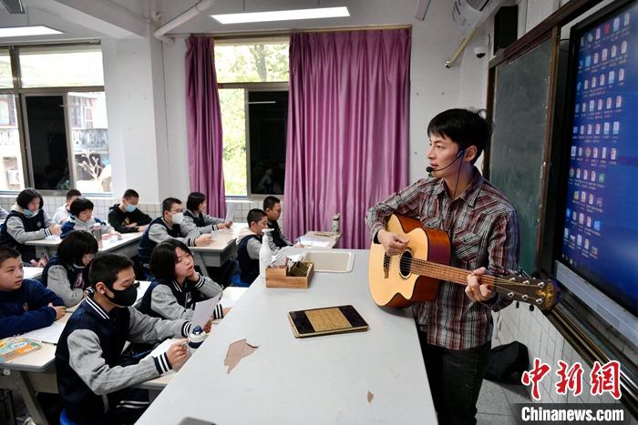 圖為3月16日，張家豪在福建福州延安中學(xué)教學(xué)。 <a target='_blank' href='/'><p  align=