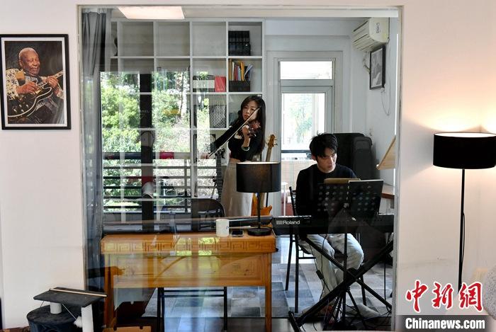 圖為3月10日，林佳臻(左)與張家豪在福建福州租的套房內(nèi)排練。 <a target='_blank' href='/'><p  align=