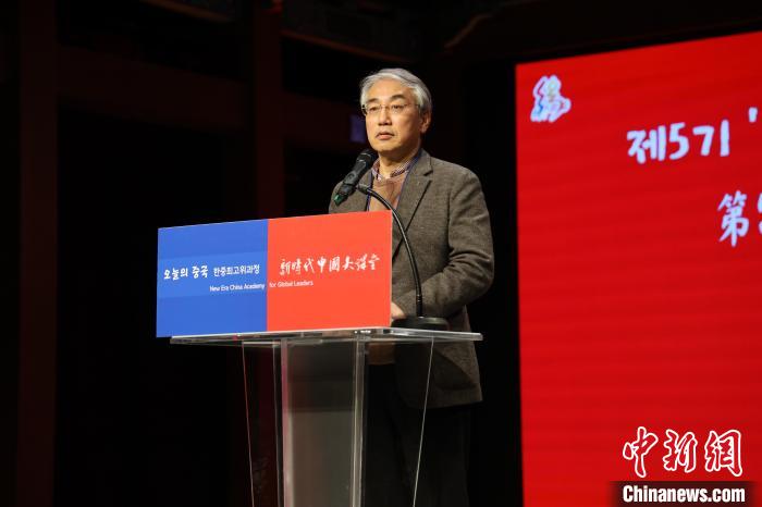 韓國前國務(wù)調(diào)整室長李錫駿致辭?！≈袊v韓國大使館供圖