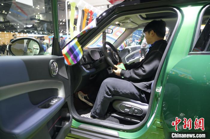 圖為觀眾在展會試駕車輛。　劉旭 攝