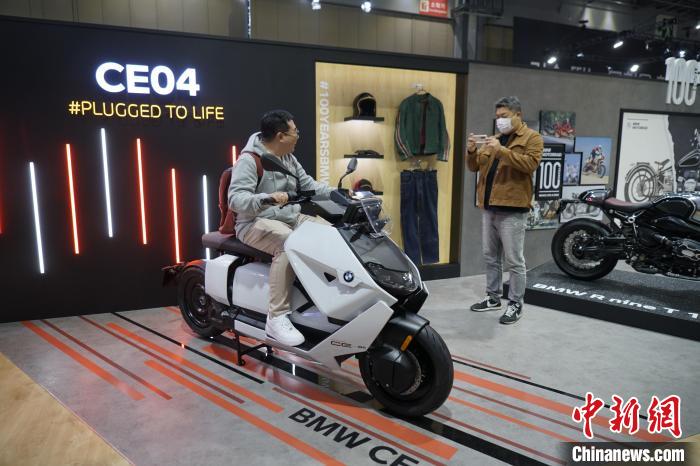 圖為觀眾在展會試駕車輛?！⑿?攝