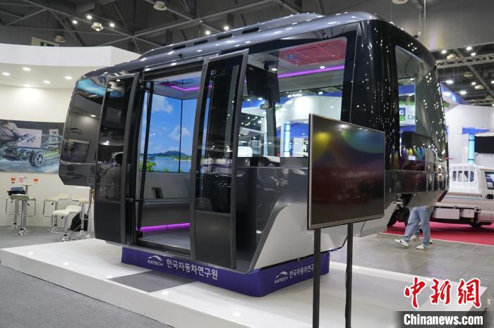 圖為展會上展示的無人駕駛移動出行工具。　劉旭 攝